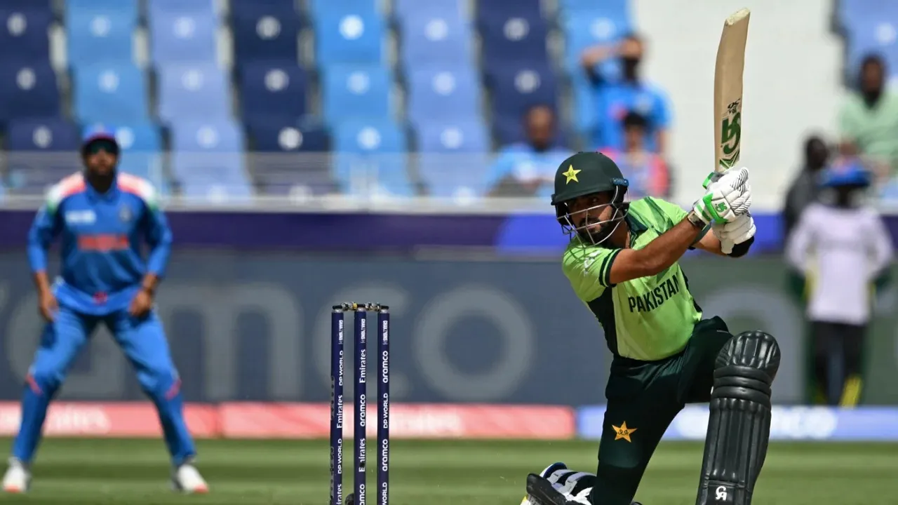  Champions Trophy, IND vs PAK: Babar Azam becomes victim of his own favorite shot Photograph: (AFP) 