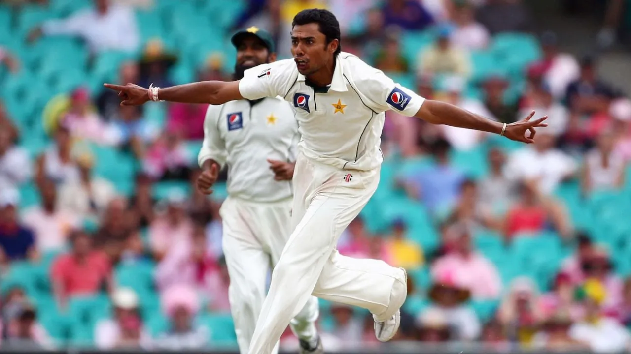  Danish Kaneria Photograph: (X) 