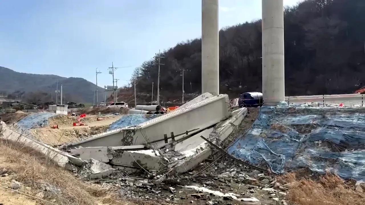  South Korea highway collapse Photograph: (Reuters) 
