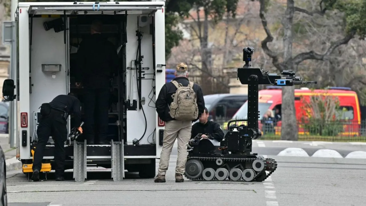  Bomb-squad officers prepare a demining robot in front of the Russian consulate in Marseille, after three improvised explosive devices were thrown, on February 24, 2025. Photograph: (AFP) 
