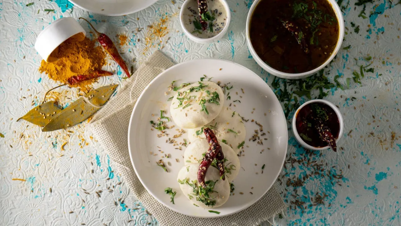  Karnataka health department bans plastic use in idli preparation over health risks Photograph: (Pexels ) 