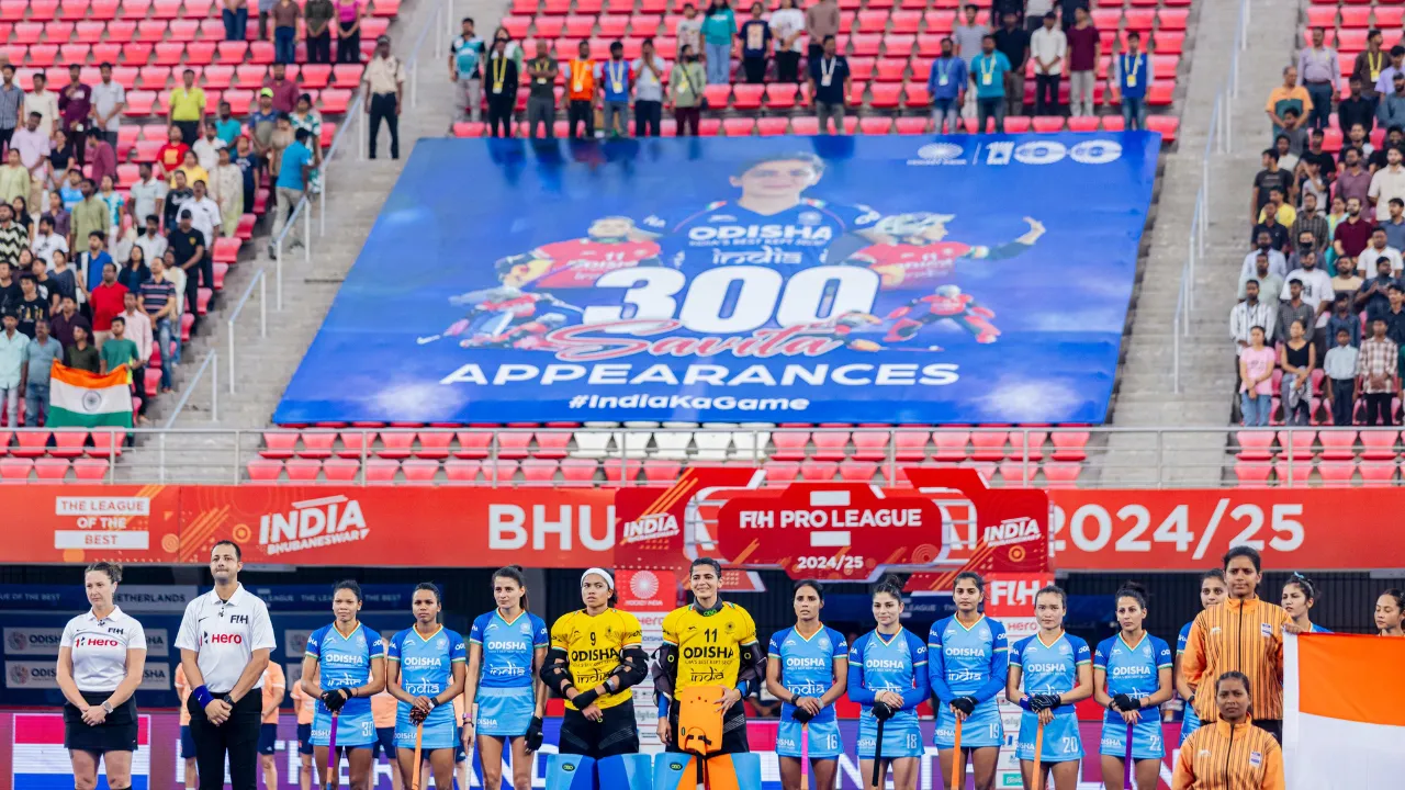  India Women's Hockey team goalkeeper Savita Punia with the team during FIH Pro League match Photograph: (Hockey India) 