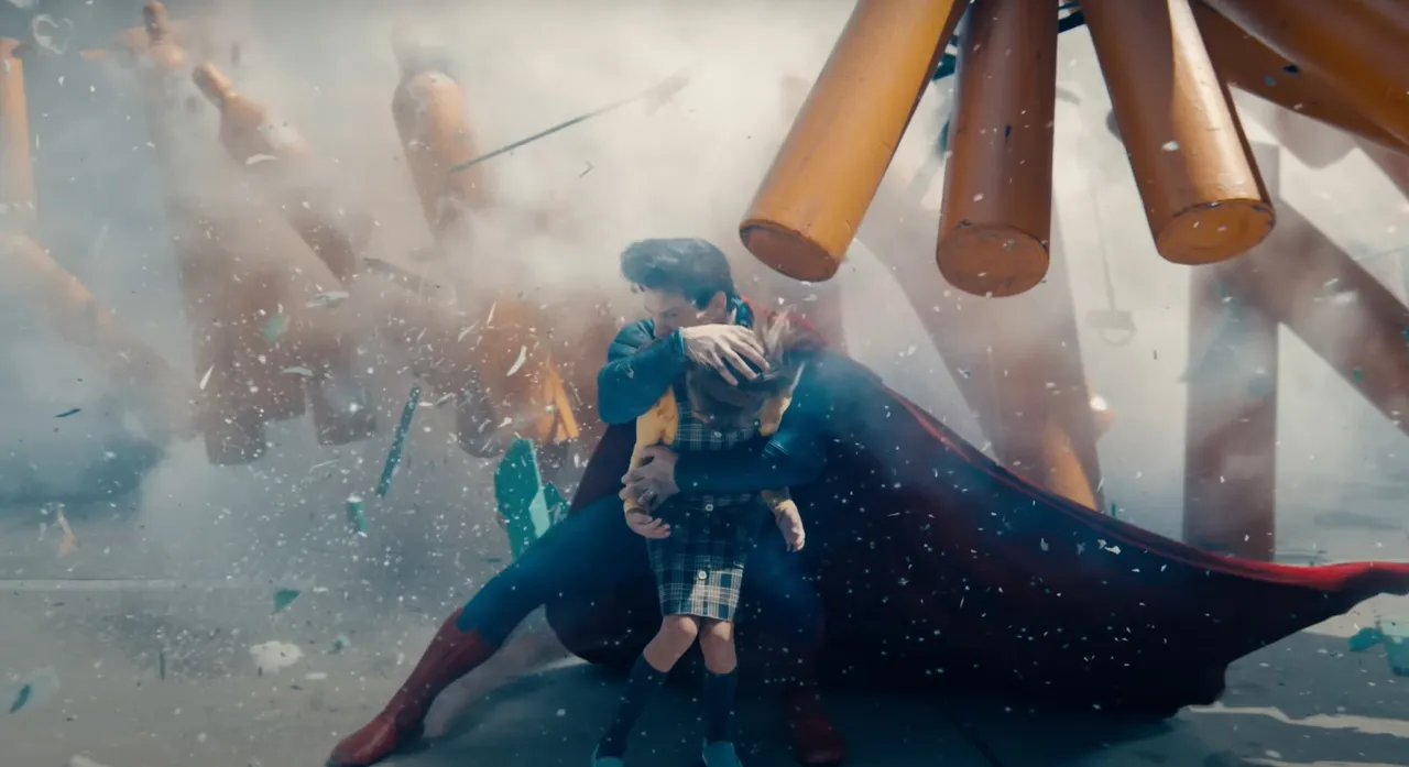  Superman Photograph: (X/wbpictures) 