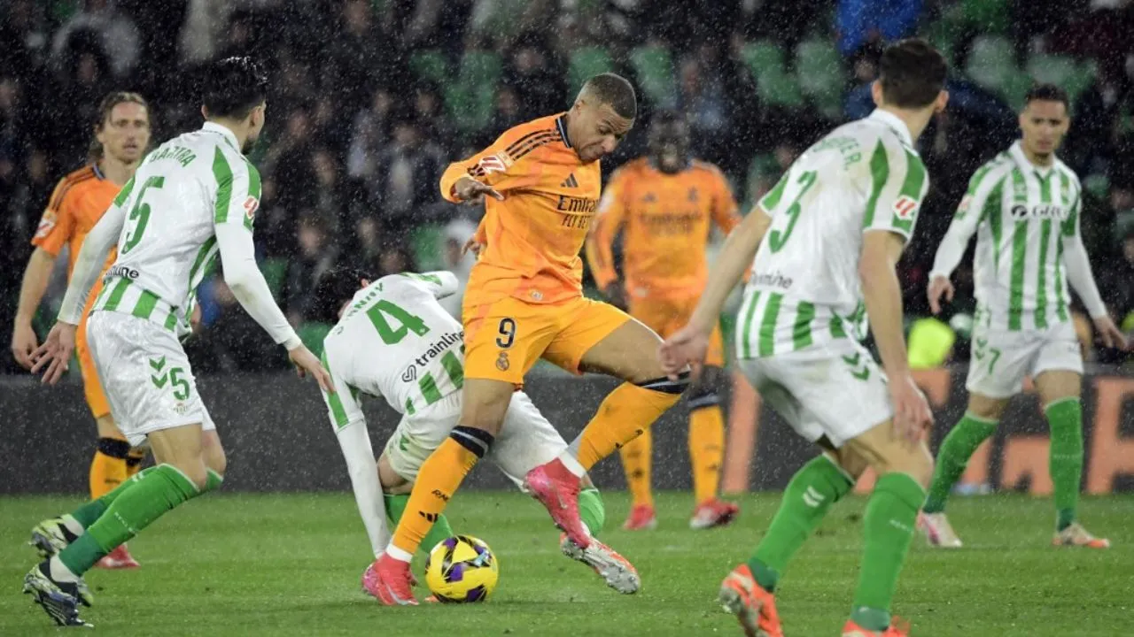  Real Madrid’s shock loss at Betis sees Atletico go to top on La Liga table Photograph: (AFP) 