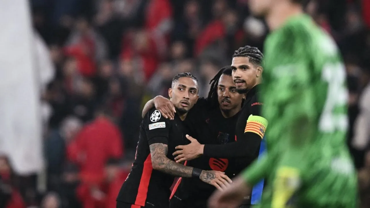  Raphinha helps 10-man Barcelona win away at Benfica in Champions League Photograph: (AFP) 