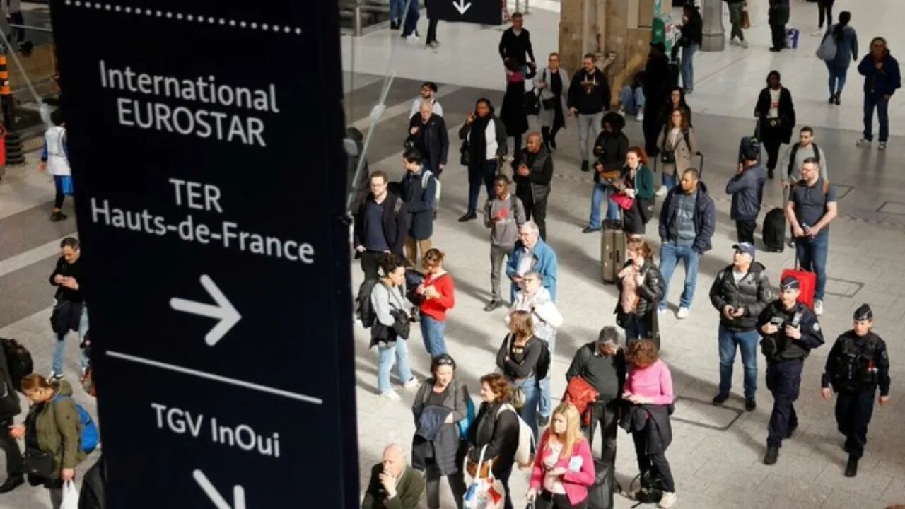  Representative image: WWII bomb halts traffic at busy Paris train station Photograph: (AFP) 