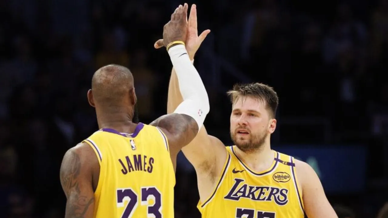  LeBron James and Luka Doncic Photograph: (X) 