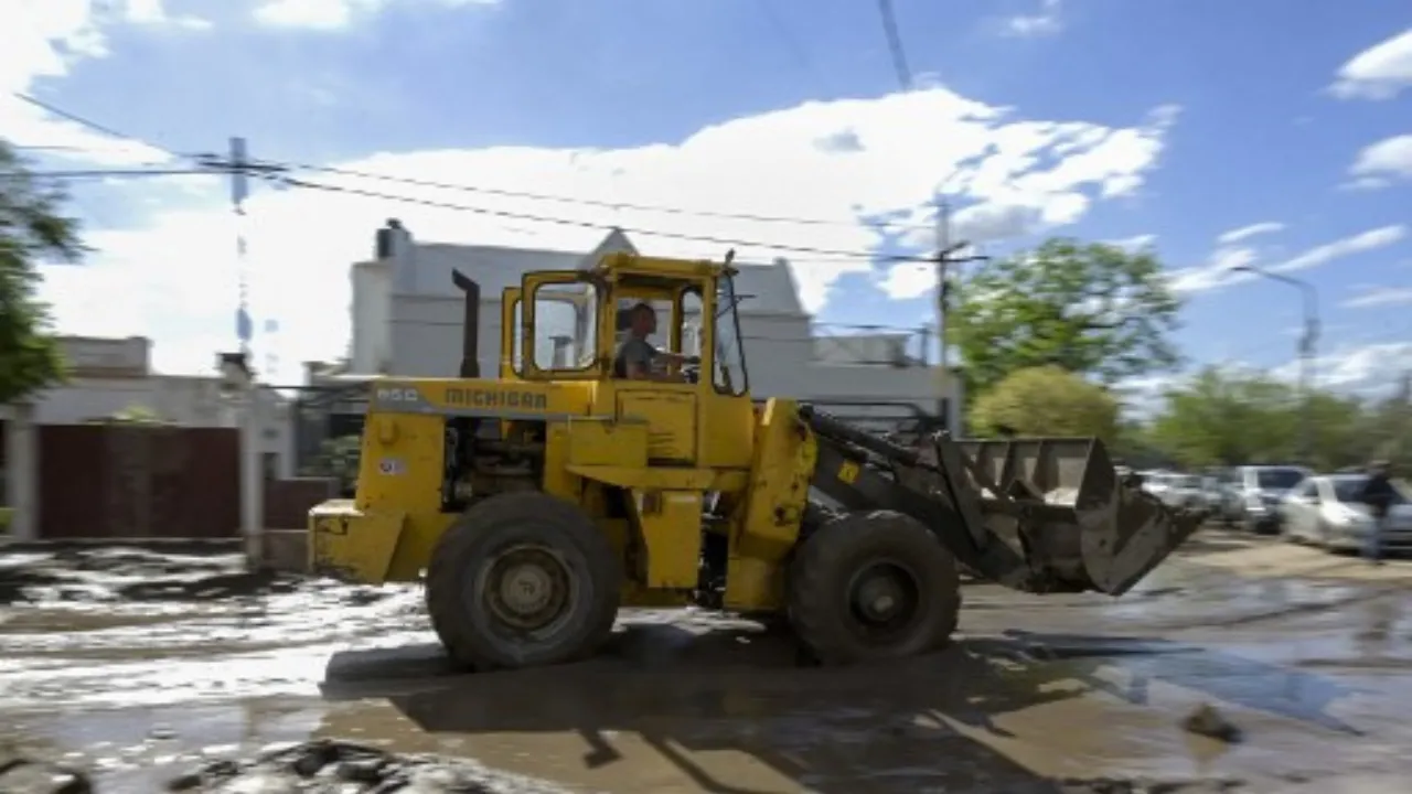  A tractor drives through mud the day after a heavy storm in Bahia Blanca, 600 km south of Buenos Aires on March 8, 2025. A Photograph: (AFP) 