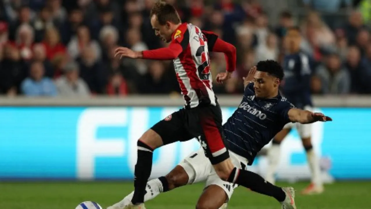  Brentford's Mikkel Damsgaard is tackled byVilla's English striker Ollie Watkins during the match Photograph: (AFP) 