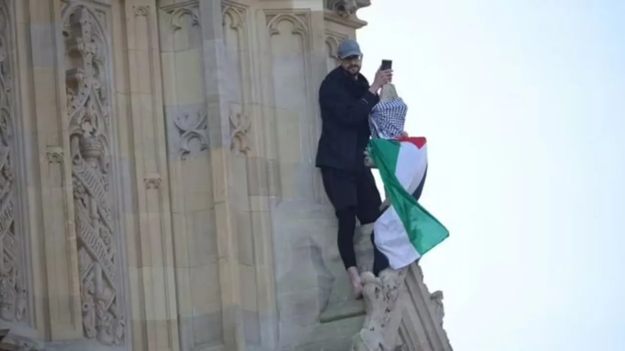  A man who climbed up the Big Ben's Elizabeth Tower in London carrying a Palestinian flag has been brought down after 16 hours of struggle.  Photograph: (X) 