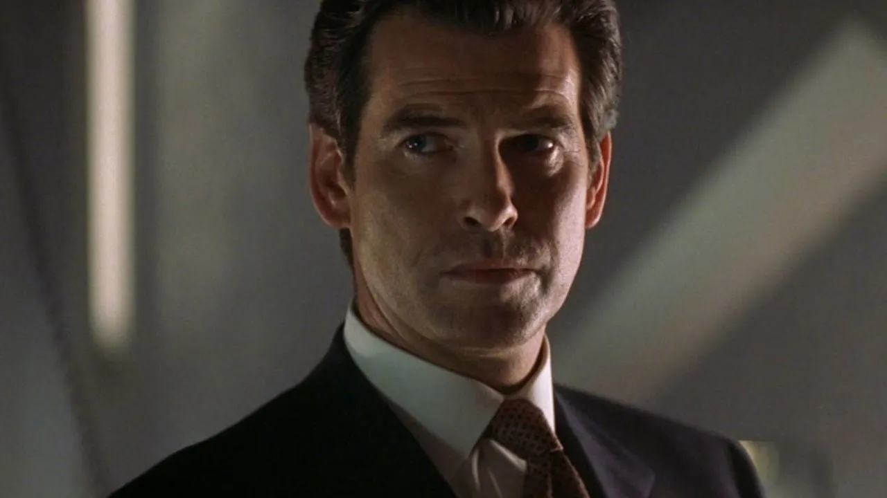  Pierce Brosnan Photograph: (X) 