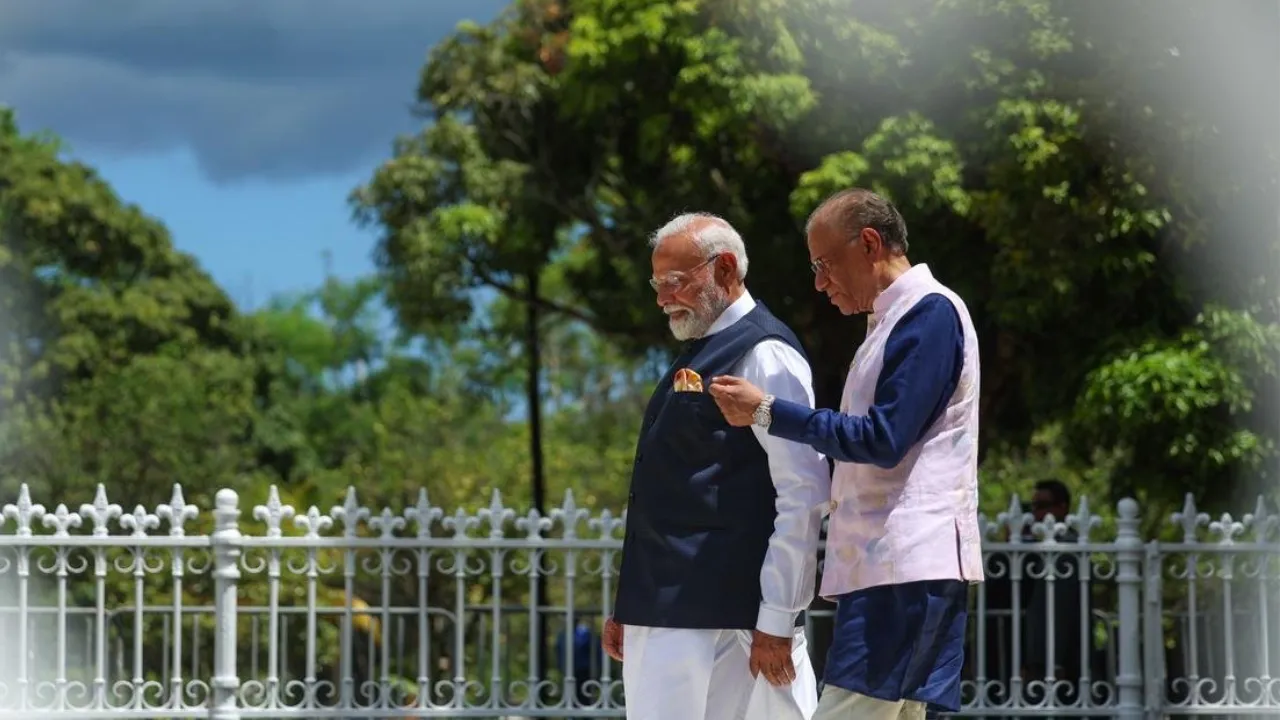  Prime Minister Narendra Modi with Mauritian Prime Minister Navin Ramgoolam Photograph: (X/NarendraModi) 