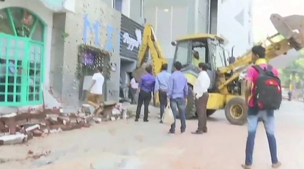  Mumbai demolition Photograph:(ANI) 