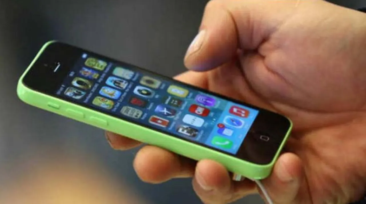  Man Using Phone Photograph:(Zee News Network) 