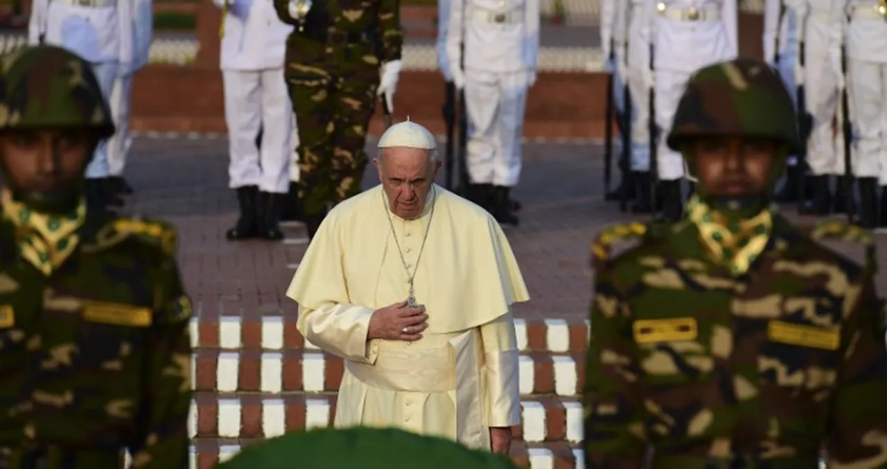  Pope Francis arrives in Bangladesh Photograph:(AFP) 
