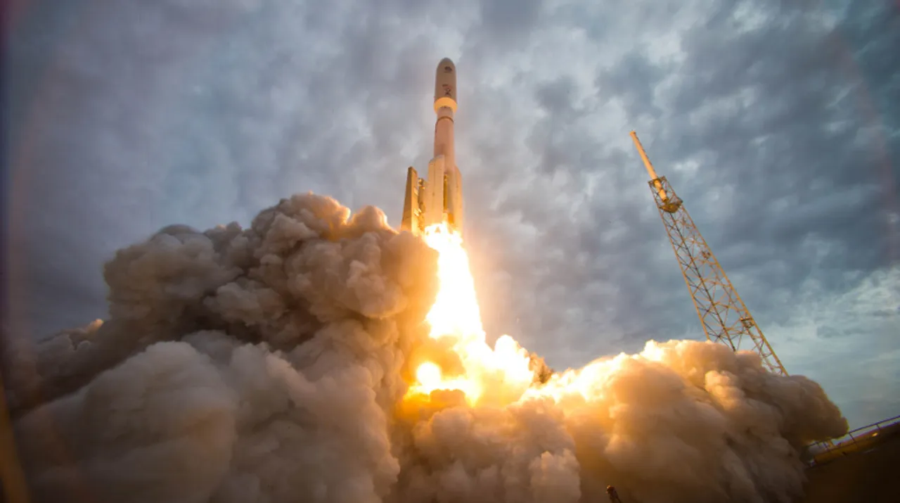  Satellite launch Photograph:(Others) 