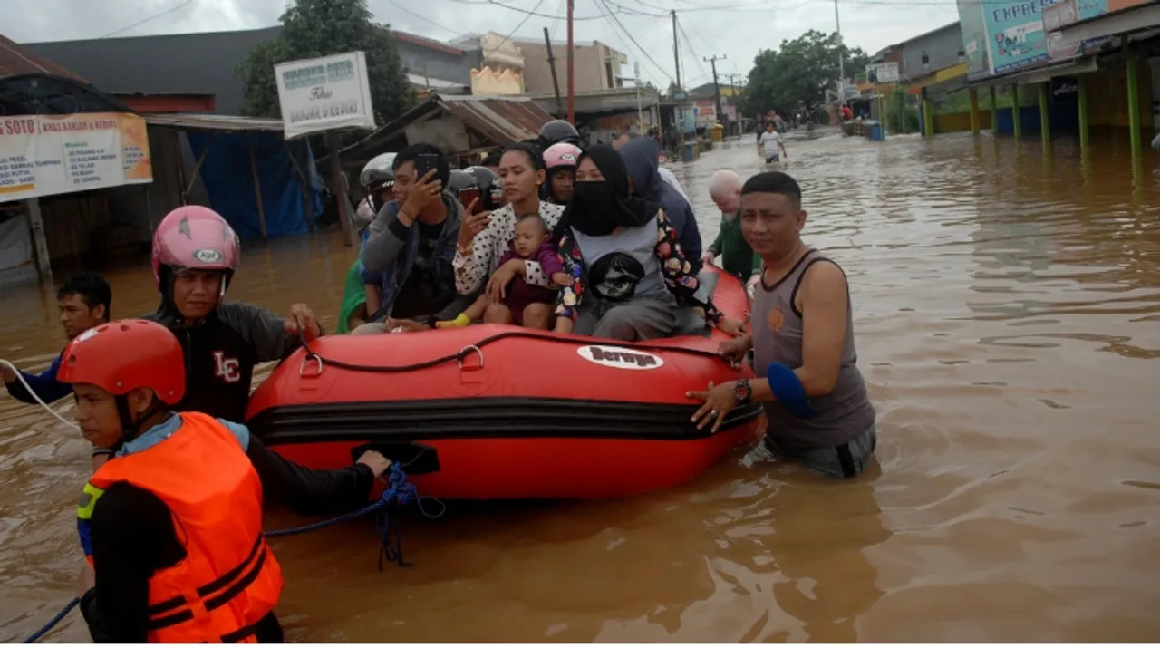  indonesia landslides and floods Photograph:(Reuters) 