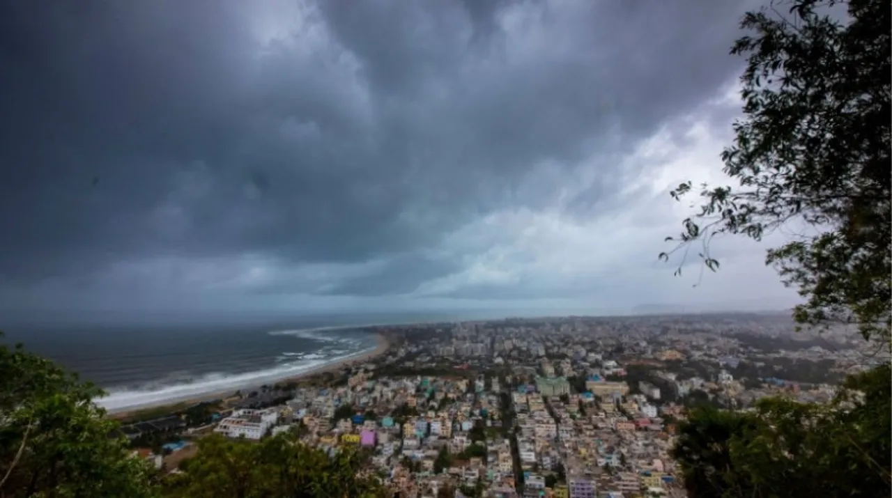  Cyclone Fani Photograph:(Reuters) 