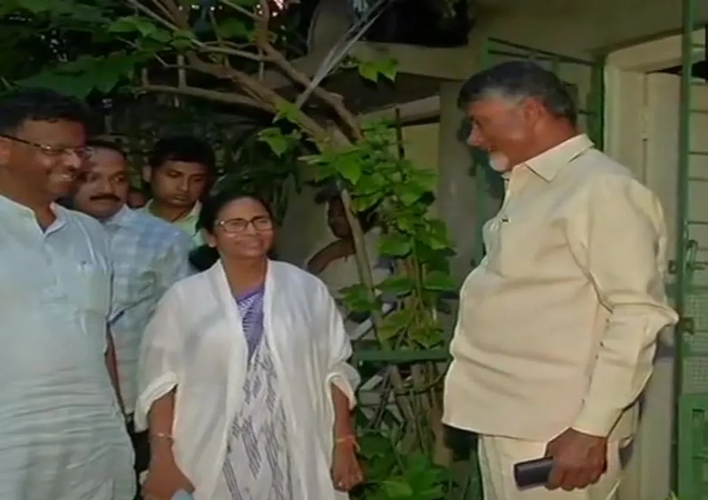  Naidu meets Banerjee Photograph:(ANI) 
