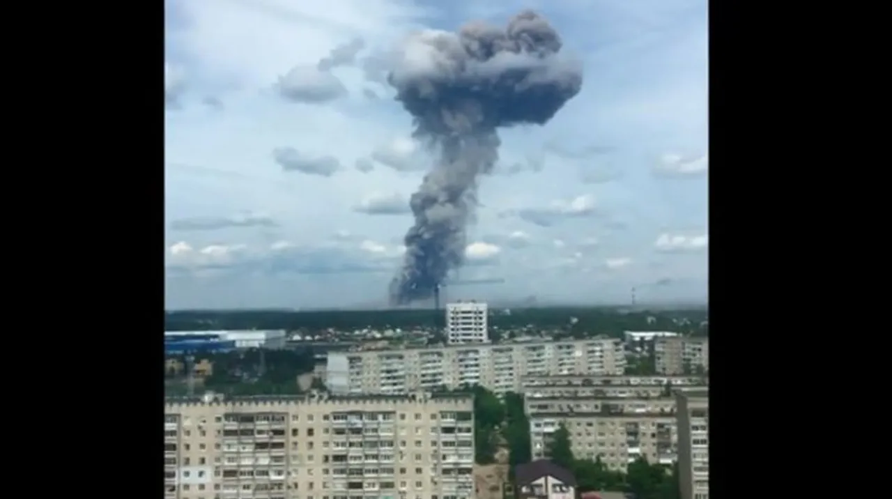  A massive cloud of smoke in the central Russian town of Dzerzhinsk following blasts at an explosives plant. Photograph:(Reuters) 