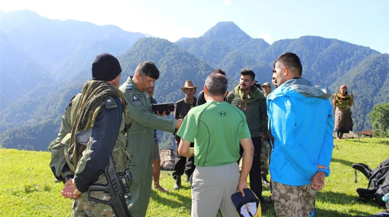  Mountaineers move towards the crash site of IAF's AN-32  Photograph:(IANS) 
