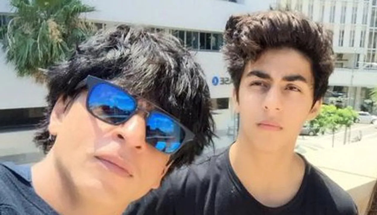  Shah Rukh Khan with son Aryan Photograph:(Zee News Network) 