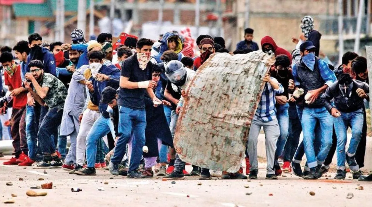  Stone pelters Photograph:(Reuters) 
