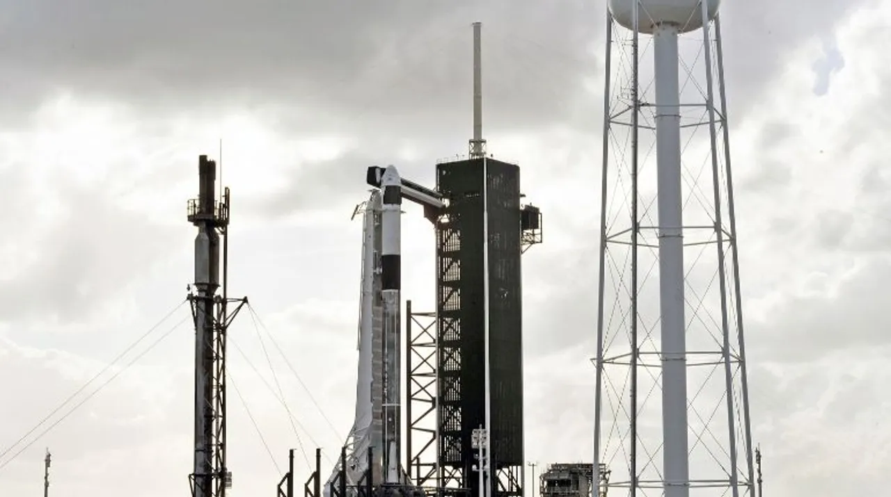  The SpaceX Crew Dragon sits atop a Falcon 9 booster rocket on Pad 39A at Kennedy Space Center before a scheduled in-flight abort test at Cape Canaveral, Florida January 17, 2020 Photograph:(Reuters) 