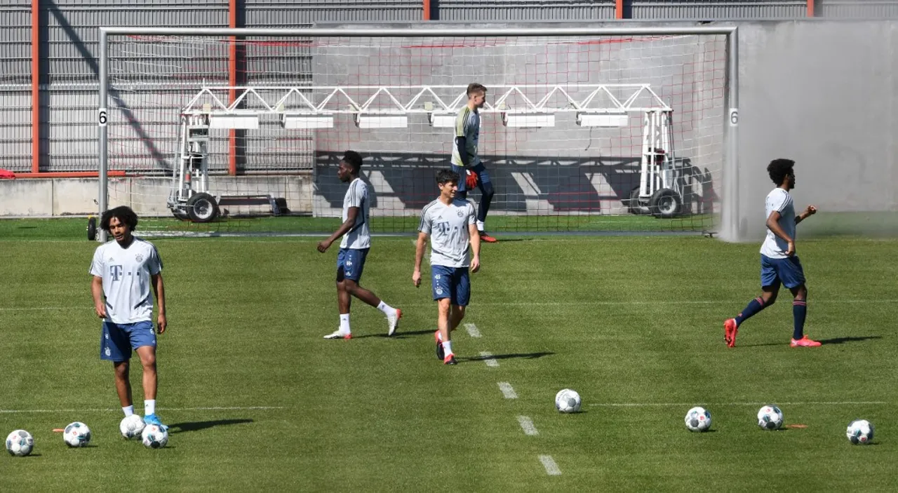  Bayern Munich resume training Photograph:(AFP) 