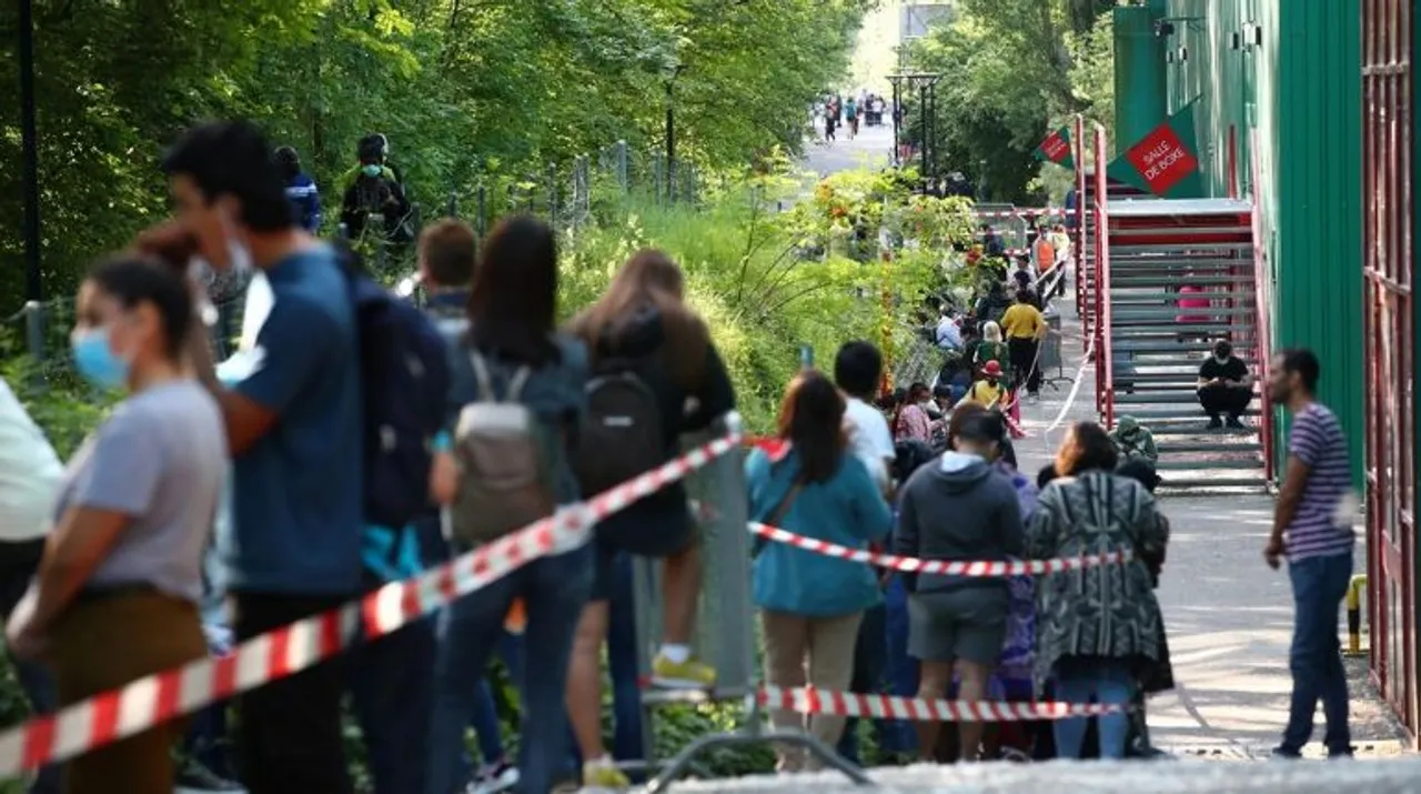  Food queues in Geneva Photograph:(Reuters) 