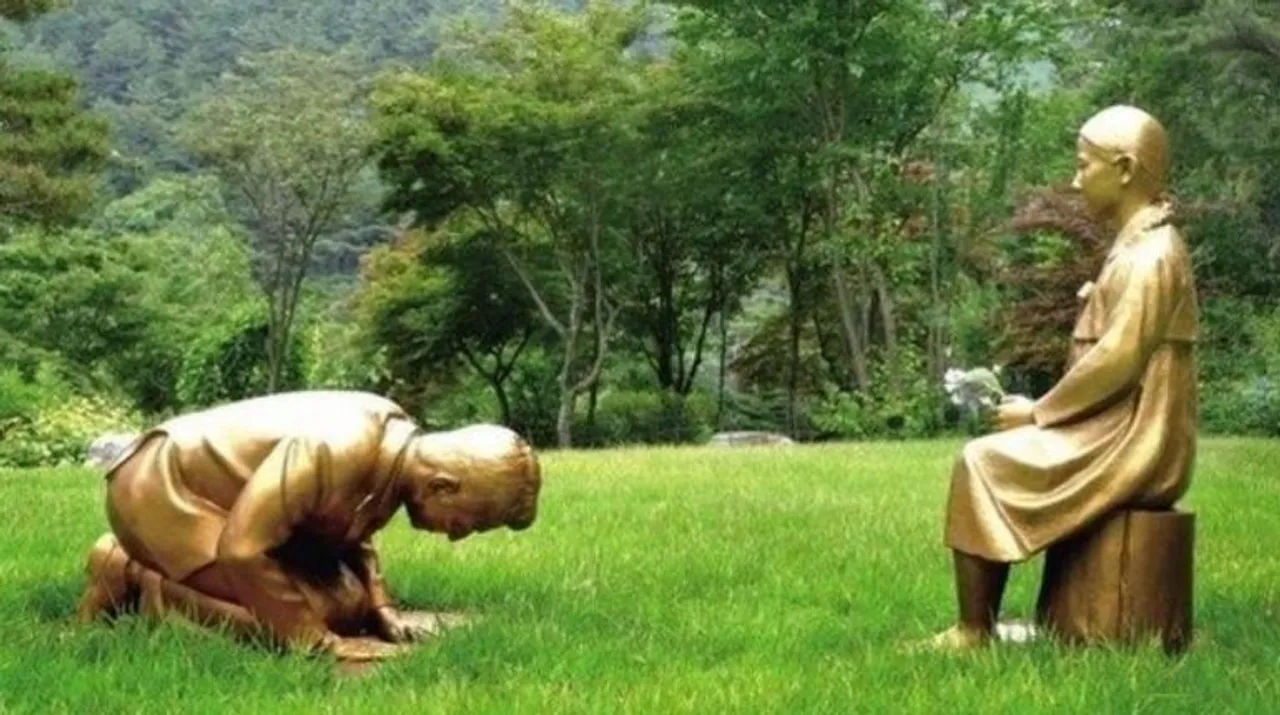  Statue showing Japan PM Abe bowing to comfort woman on display in South Korea Photograph:(X) 