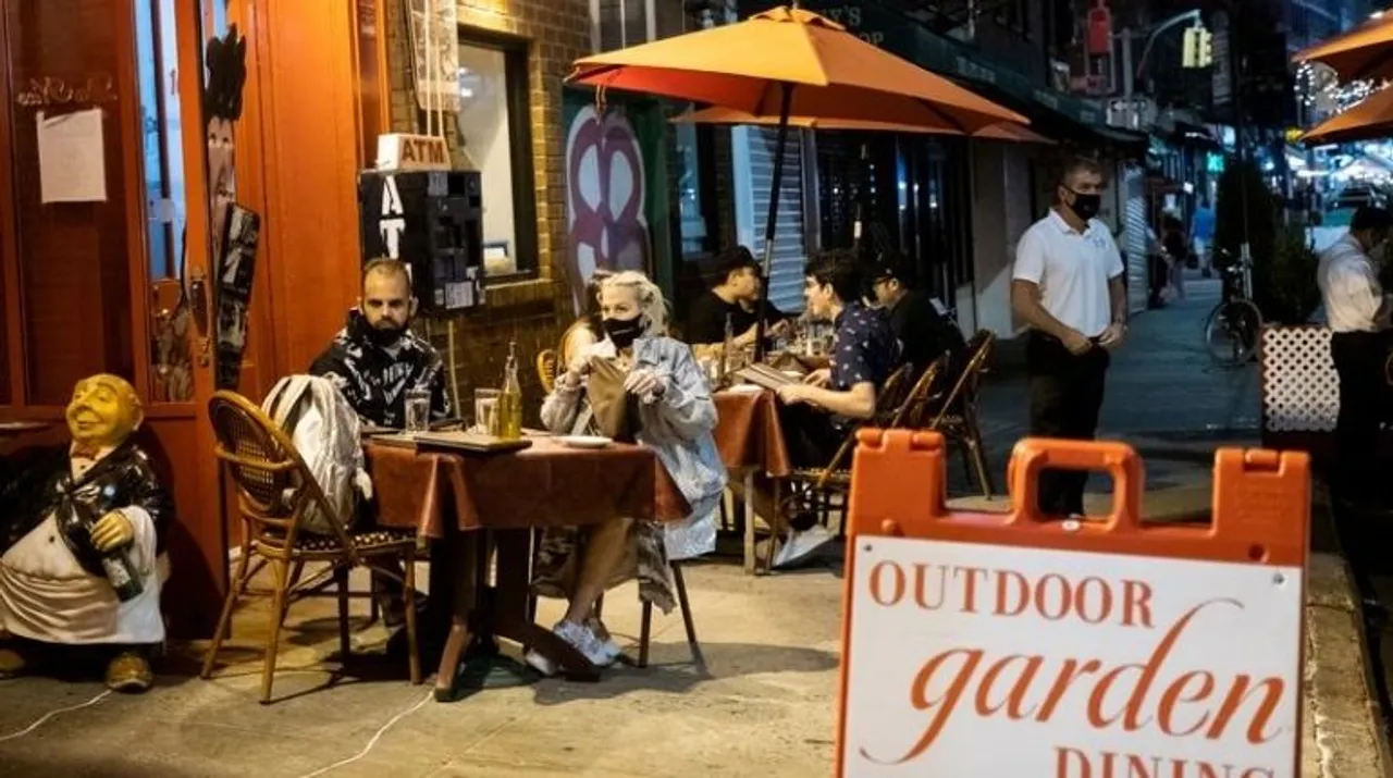  Open dining in New York Photograph:(Reuters) 