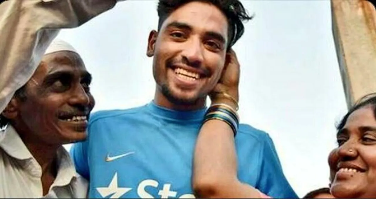  Mohammed Siraj drives straight to his father's grave after landing in India, pays his last respects Photograph:(X) 