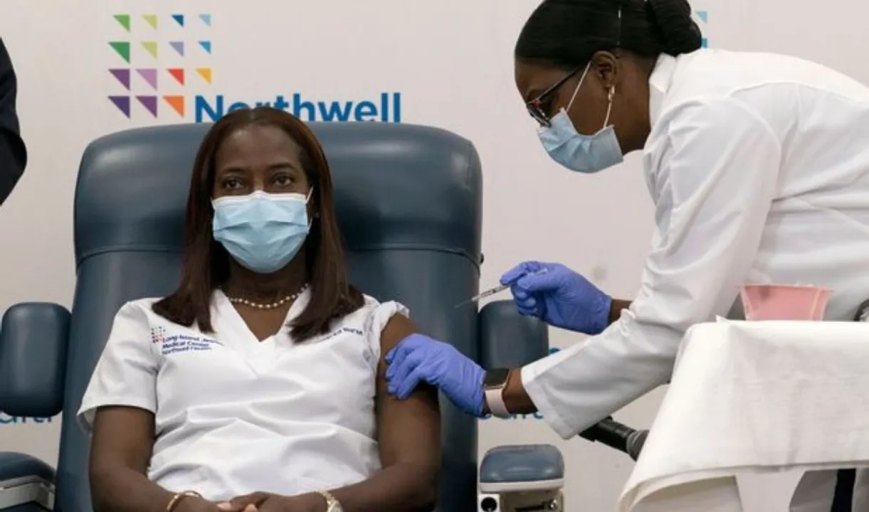  New York nurse Sandra Lindsay receives first Covid vaccine in US Photograph:(AFP) 