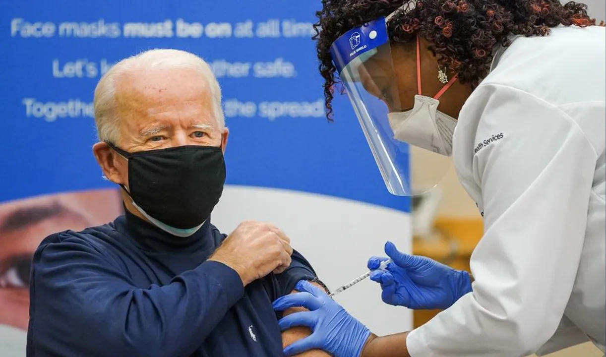   Joe Biden receives a COVID-19 vaccination Photograph:(X) 