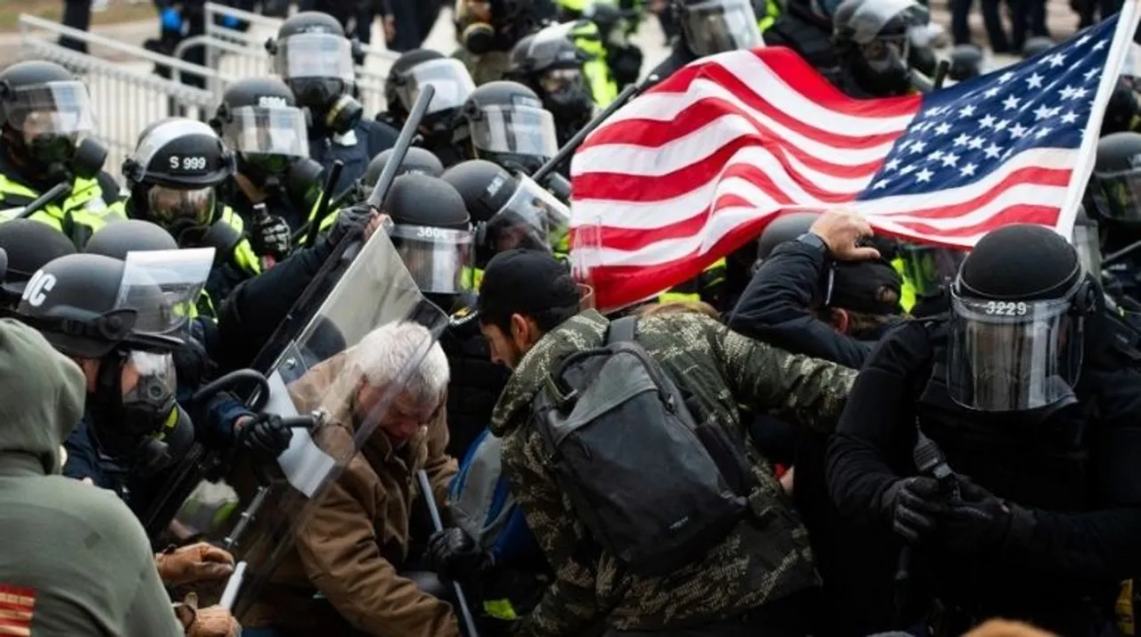  Supporters of US President Donald Trump fight with riot police outside the Capitol building on January 6, 2021 in Washington, DC Photograph:(AFP) 