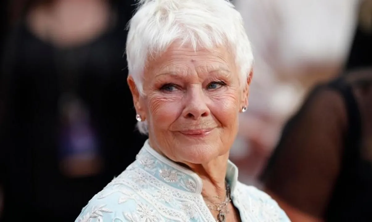  Judi Dench Photograph:(X) 