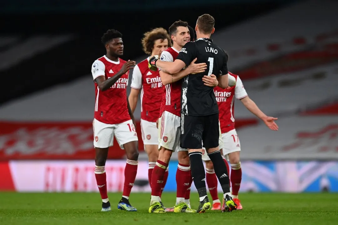  Arsenal beat 10-man Tottenham, Man Utd hold off West Ham Photograph:(AFP) 
