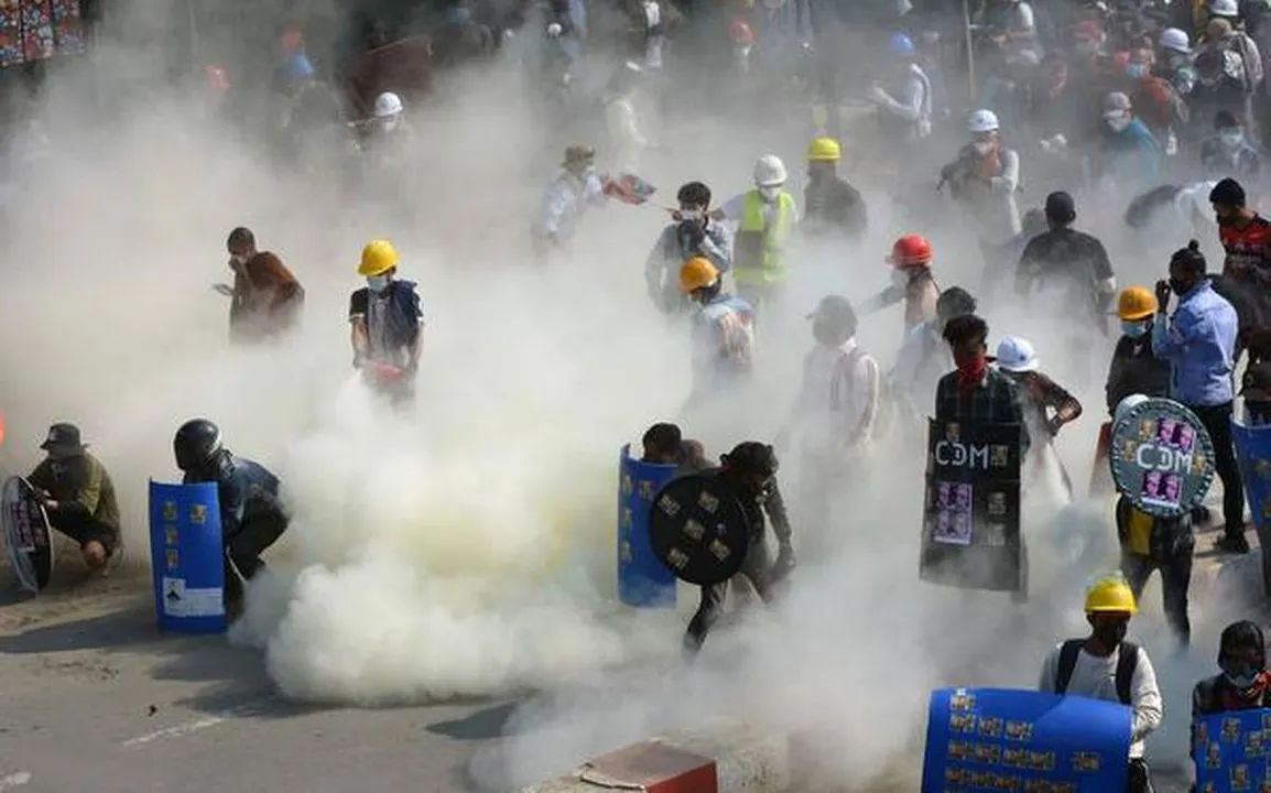  Myanmar police opens fire on anti-coup protesters Photograph:(AFP) 