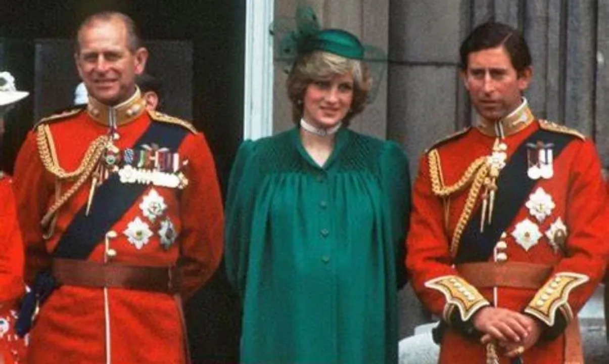  Warning to Prince Charles Photograph:(X) 