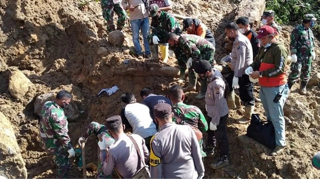  This handout photo taken on April 30, 2021 and released by the Indonesian National Board for Disaster Management (BNPB) shows rescuers searching for survivors after a rain-sparked landslide killed at least three people near a Chinese-backed power plant in Batang Toru in South Tapanuli, North Sumatra. Photograph:(AFP) 