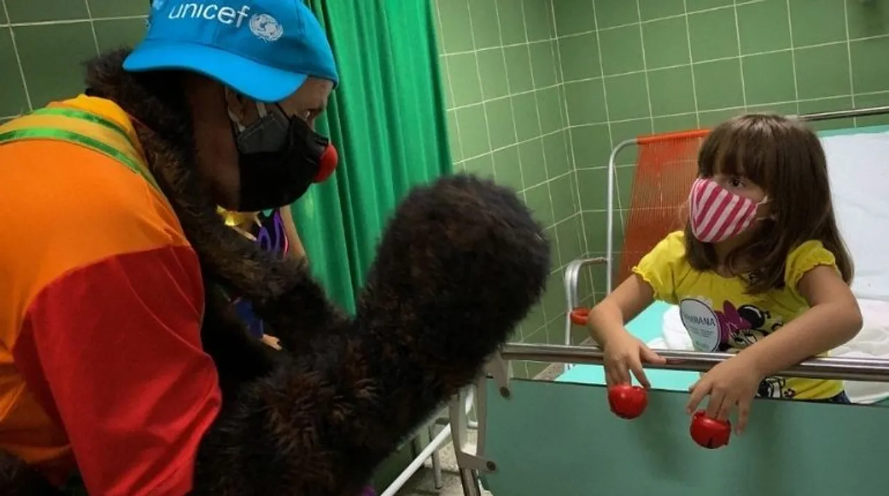  A clown entertains a girl after being vaccinated against COVID-19 with Cuban vaccine Soberana Plus, on August 24, 2021 at Juan Manuel Marquez hospital in Havana, as part of the vaccine study in children and adolescents. Photograph:(AFP) 