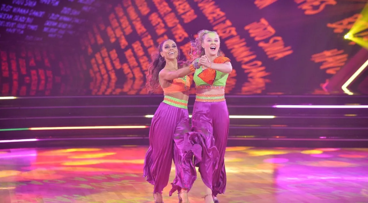  The night they made history: JoJo Siwa and professional partner Jenna Johnson Photograph:(X) 