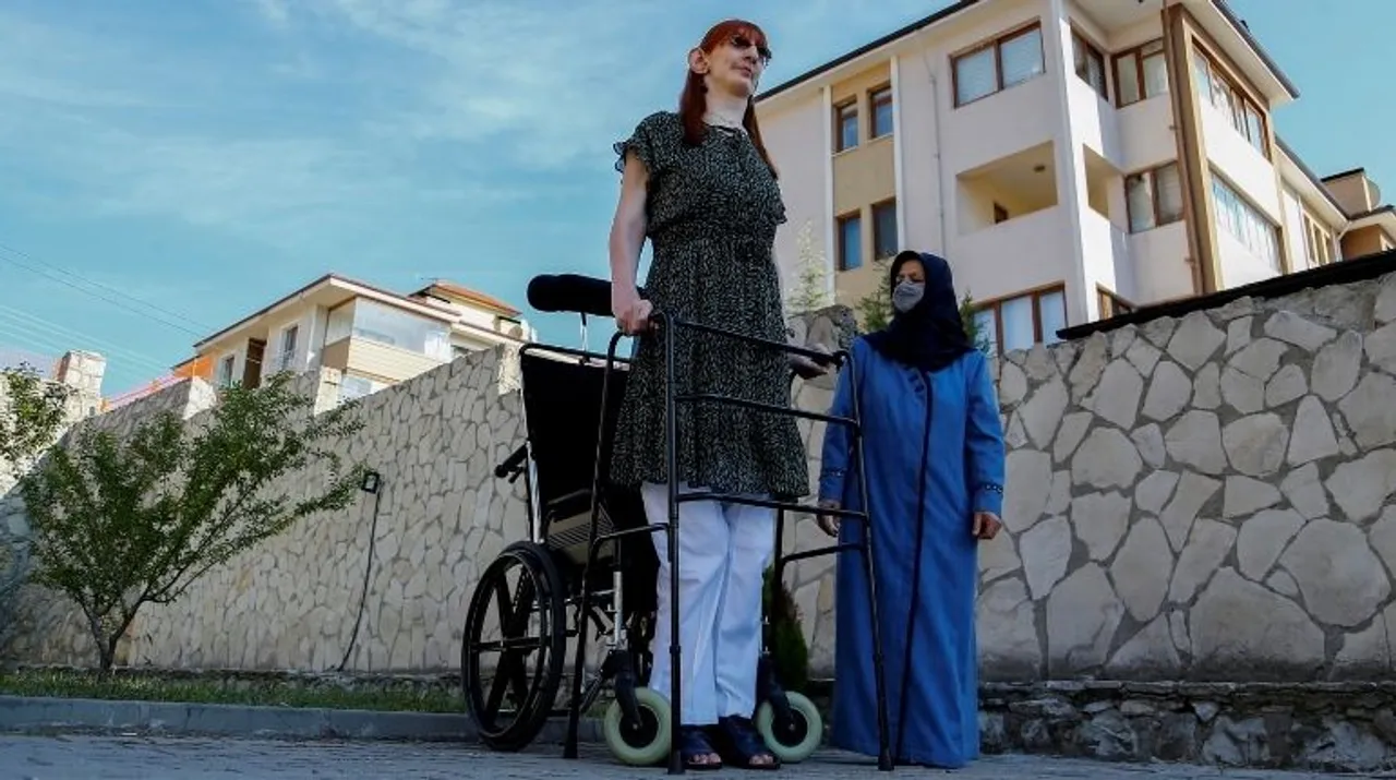  World's tallest woman Rumeysa Gelgi poses with her mother Safiye Gelgi during a news conference outside their home in Safranbolu, Karabuk province Photograph:(Reuters) 