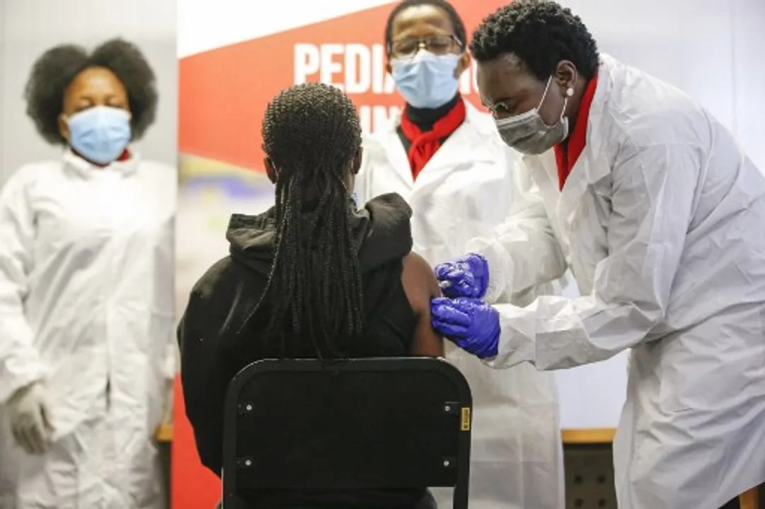  A healthcare worker administers vaccine in Pretoria Photograph:(AFP) 