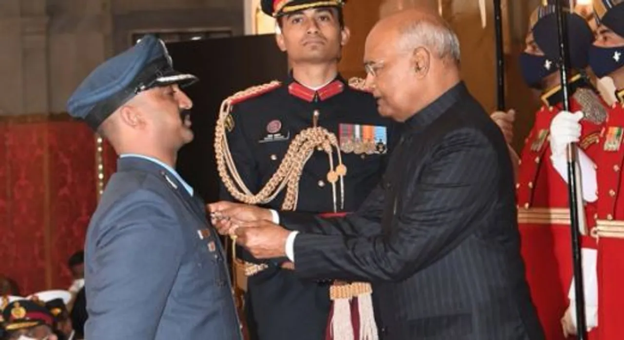  President Kovind presents Vir Chakra to IAF's Abhinandan Varthaman Photograph:(ANI) 