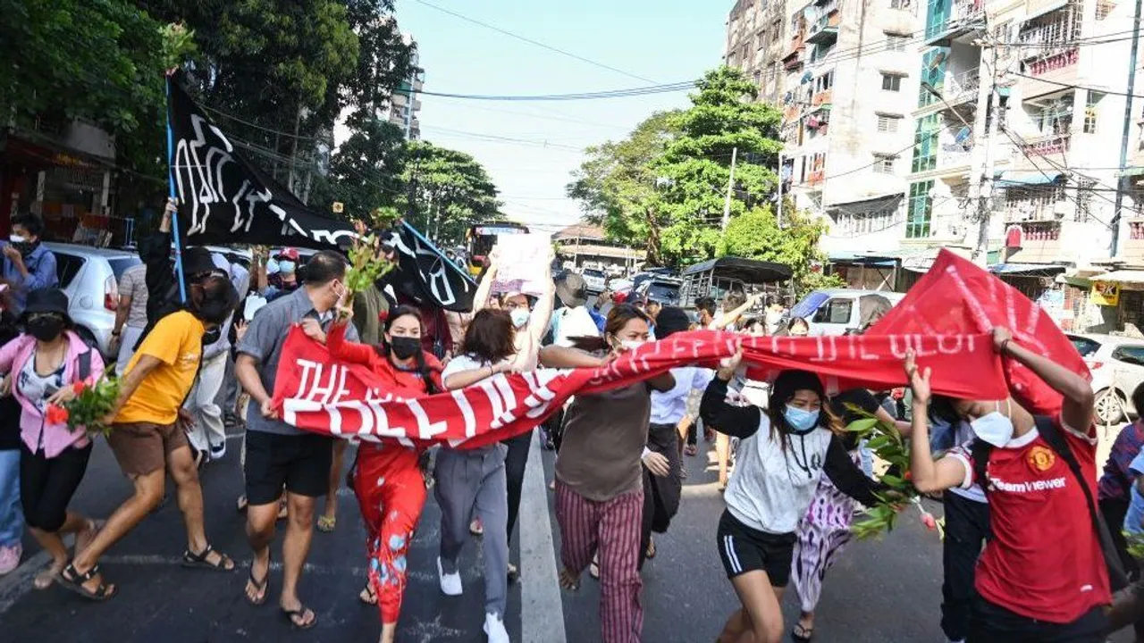  At least 3 wounded after military truck drove into protestors in Myanmar Photograph:(X) 