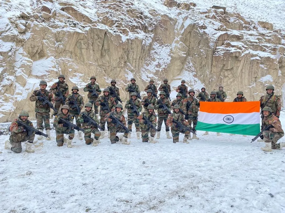  30 Indian soldiers with national flag in Galwan Valley Photograph:(Agencies) 