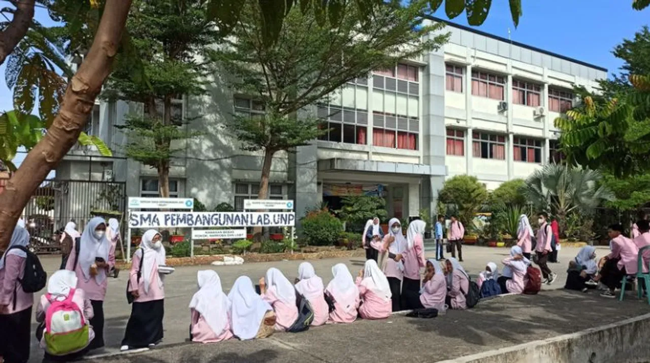 Primary school students evacuate from the school building after a 6.2 magnitude earthquake in Sumatra Island, Indonesia. Photograph:(Reuters) 