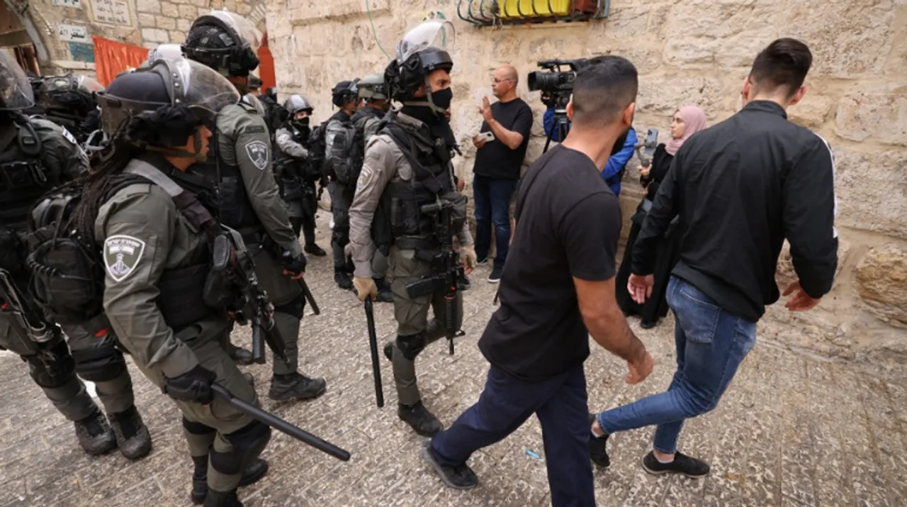  Israeli border police chase Palestinian youths in Jerusalem's Old City Photograph:(AFP) 